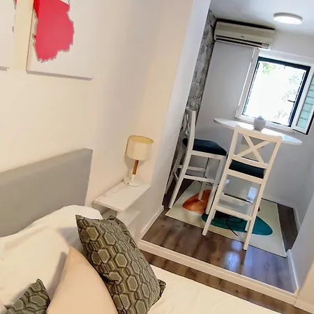 דירה Cool By The Palace