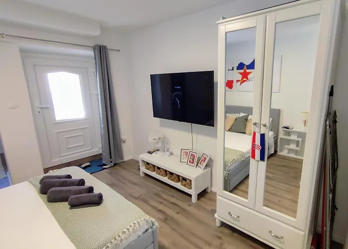 Cool By The Palace * Split