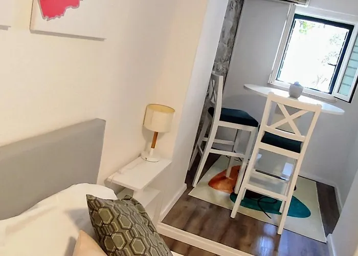 דירה Cool By The Palace