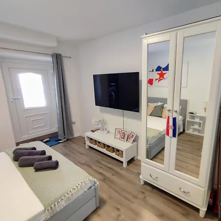 Cool By The Palace * Split